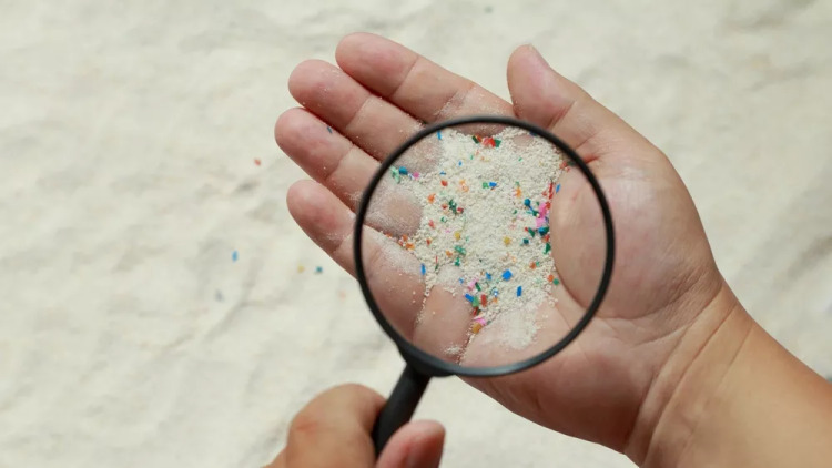 Η στεριά «γεμίζει» τον αέρα με 20 φορές περισσότερα μικροπλαστικά σε σύγκριση με τον ωκεανό – Τι σημαίνει αυτό
