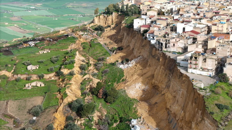 «Χάσαμε τα πάντα»: Θυμός και απόγνωση στη Σικελία έπειτα από την κατολίσθηση στην πόλη Νισέμι