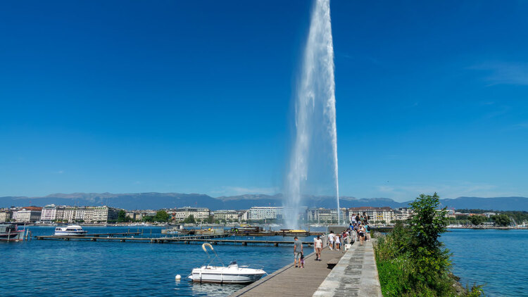 Το εμβληματικό Jet d’Eau της Γενεύης στα γαλανόλευκα για την παγκόσμια ημέρα ελληνικής γλώσσας