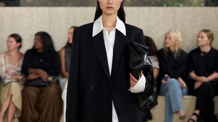 Oι high-vamp μπαλαρίνες είναι η πιο κομψή τάση στα φλατ για τη νέα σεζόν