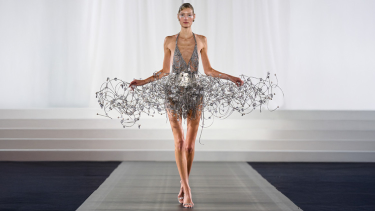 Σίλια Κριθαριώτη: Το Παρίσι είπε «Bienvenue» στην ελληνική υψηλή ραπτική
