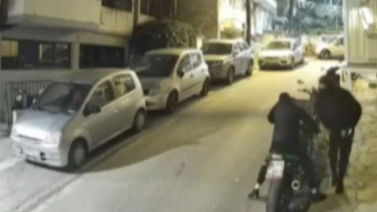 «Όλα καλά, θεία»: Ο απίθανος διάλογος δύο ληστών με γυναίκα την στιγμή που κλέβουν μοτοσικλέτα