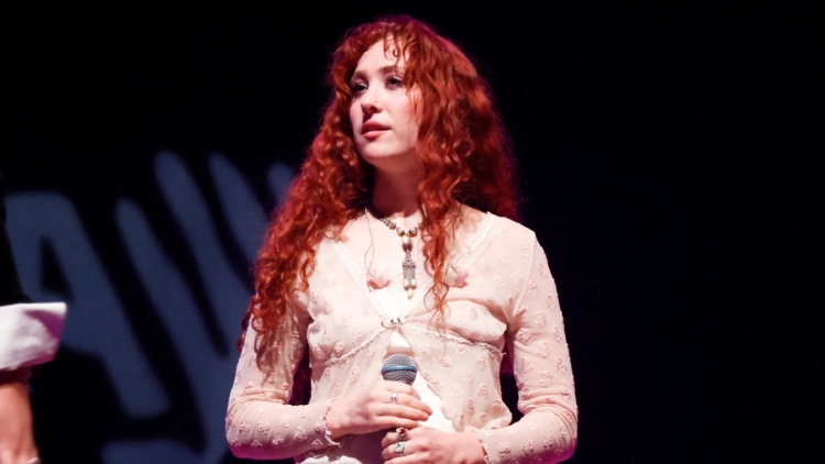 Η Τσάπελ Ρόαν αποχωρεί από την εταιρεία που την εκπροσωπεί μετά τις αποκαλύψεις για δεσμούς με την υπόθεση Έπσταϊν