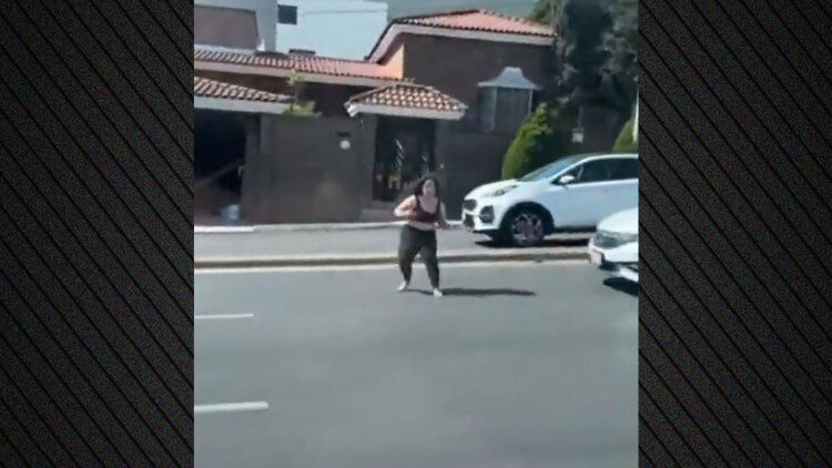 Σοκαριστικό τροχαίο στο Μεξικό: Γυναίκα βγαίνει ξαφνικά στον δρόμο και αυτοκίνητο την εκτοξεύει μέτρα μακριά, δείτε βίντεο