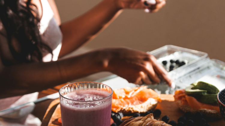 Η πρωινή ρουτίνα 30/30/30 και γιατί συζητιέται τόσο πολύ για την απώλεια βάρους
