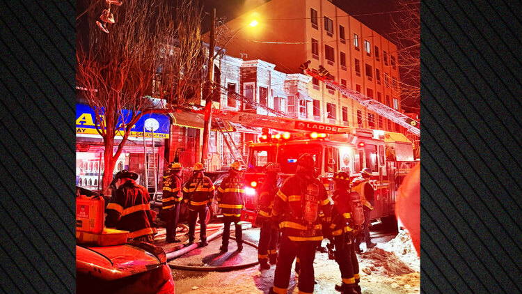 Μία νεκρή και τουλάχιστον εννέα τραυματίες μετά από φωτιά σε πολυκατοικία στο Κουίνς της Νέας Υόρκης, δείτε βίντεο