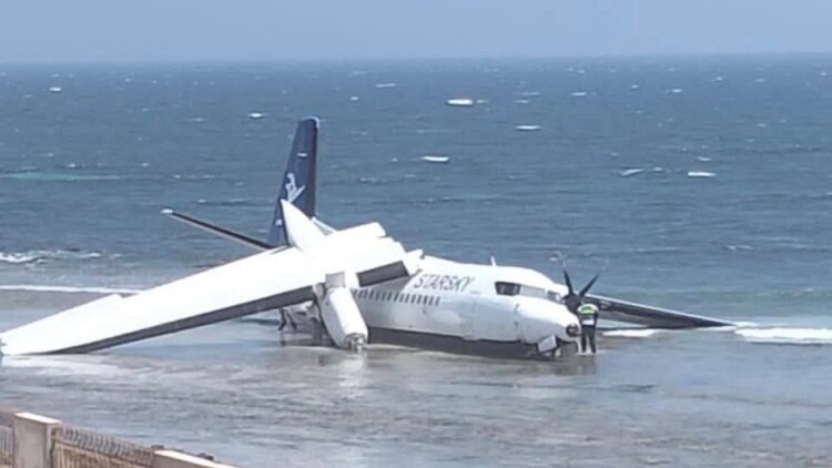 Αεροσκάφος στη Σομαλία έκανε προσθαλάσσωση στα ρηχά: Σώοι όλοι οι επιβάτες, δείτε βίντεο
