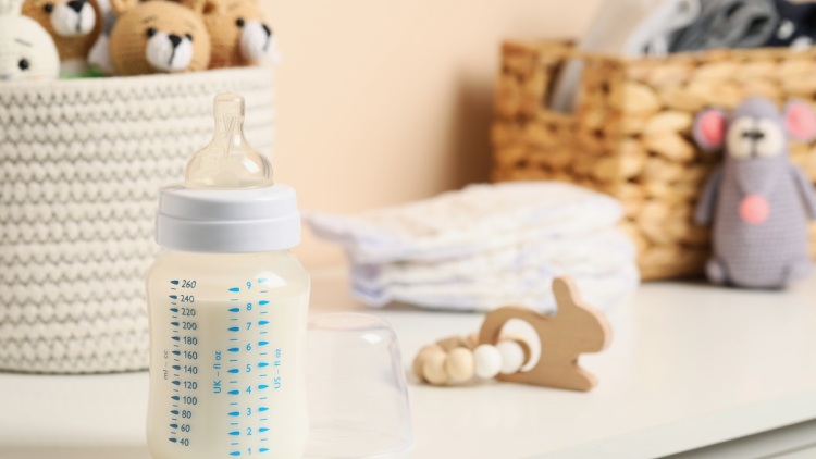 Ο ΕΟΦ ανακαλεί κι άλλες παρτίδες βρεφικού γάλακτος μετά τα νέα όρια της EFSA για την τοξίνη cereulide