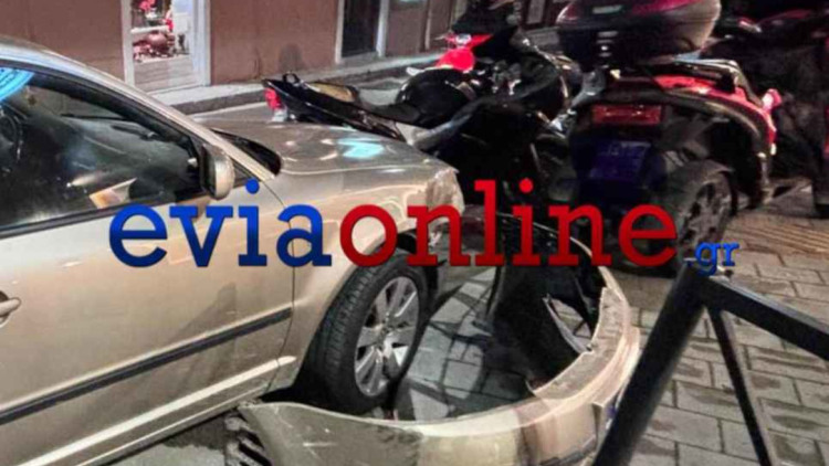 Σφοδρή σύγκρουση δύο αυτοκινήτων στη Χαλκίδα, το ένα έπεσε πάνω σε μηχανές