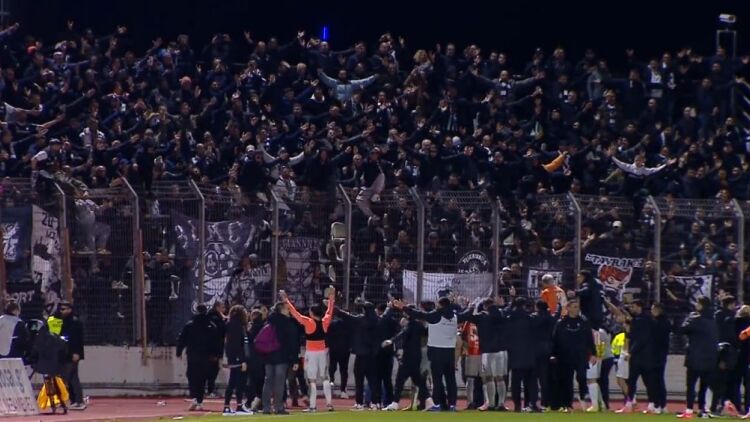 Βίντεο: Οι έξαλλοι πανηγυρισμοί των παικτών, του Κόντη και του Μπούση με τους οπαδούς του ΟΦΗ
