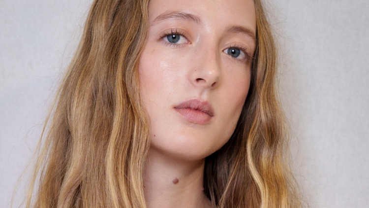 Skin Cycling: Η τετραήμερη ρουτίνα περιποίησης που υπόσχεται να μας χαρίσει την πιο λαμπερή επιδερμίδα
