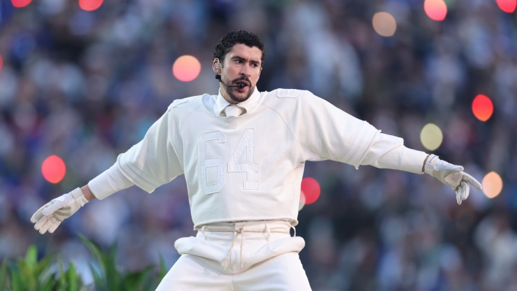 Ο Bad Bunny τίμησε τον εκλιπόντα θείο του στο Super Bowl με το «64» στη φανέλα του