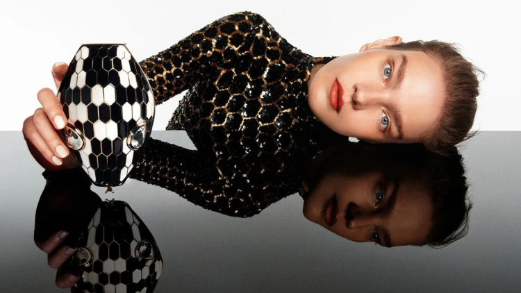 Οι νέες τσάντες-αριστουργήματα από τη Μαίρη Κατράντζου για τον οίκο Bvlgari