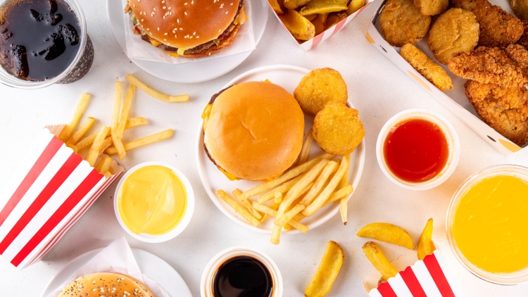 Τα υπερεπεξεργασμένα τρόφιμα αυξάνουν τον κίνδυνο θνησιμότητας σε επιζώντες καρκίνου
