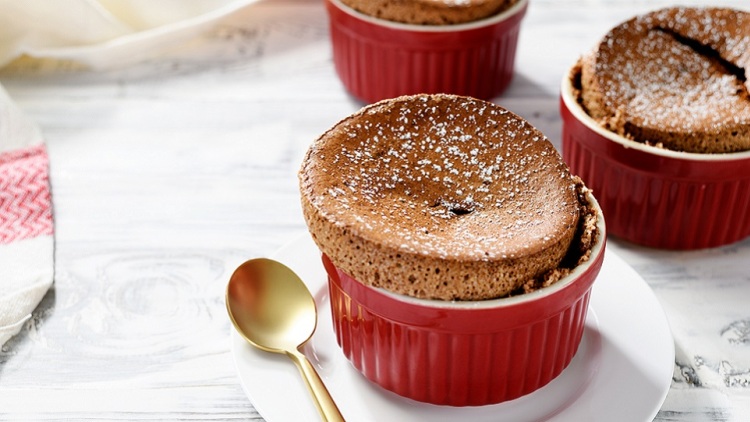 Σουφλέ: Το ζουμερό πανεύκολο γλυκό σε 4 εκδοχές και πώς θα βγει αέρινο και αφράτο