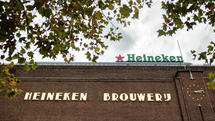 Heineken: Περικοπή έως 6.000 θέσεων εργασίας διεθνώς λόγω μείωσης της ζήτησης για αλκοόλ 