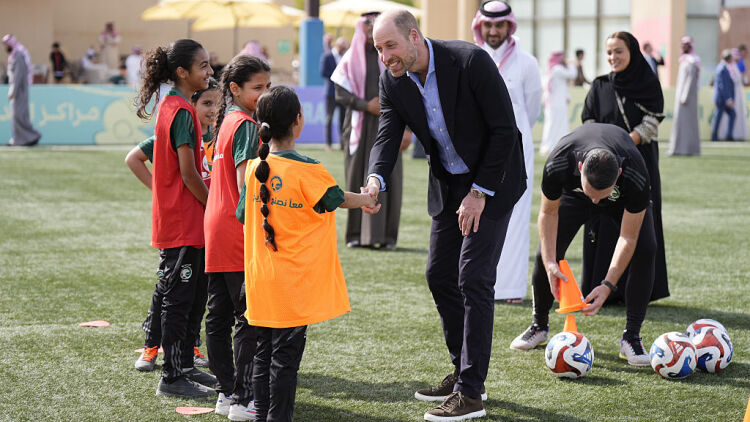 Πρίγκιπας Ουίλιαμ: Συνάντησε παίκτριες ποδοσφαίρου στη Σαουδική Αραβία (εικόνες)