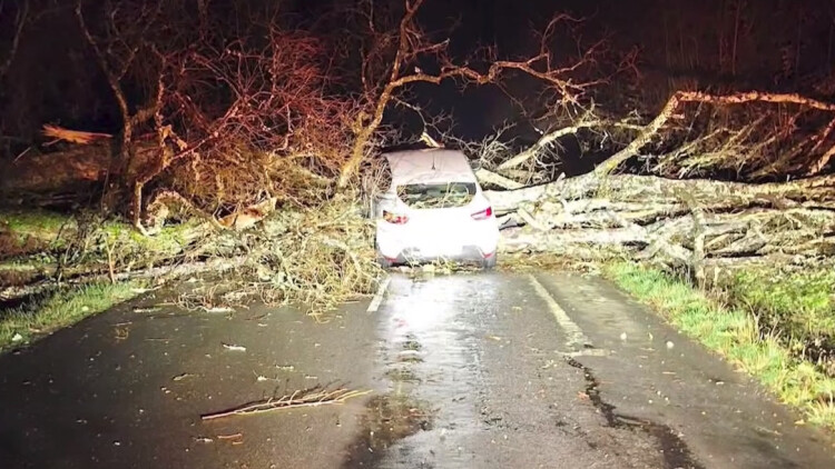 Ένας νεκρός και 850.000 σπίτια χωρίς ρεύμα από την καταιγίδα Nils που σάρωσε τη Γαλλία 