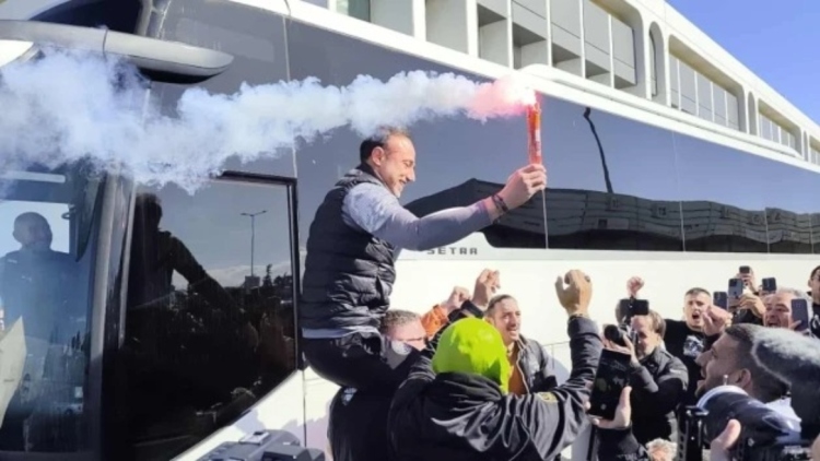 Υποδοχή ηρώων στην αποστολή του ΟΦΗ που επέστρεψε στο Ηράκλειο, οι οπαδοί σήκωσαν στα χέρια τον Χρήστο Κόντη, δείτε βίντεο 