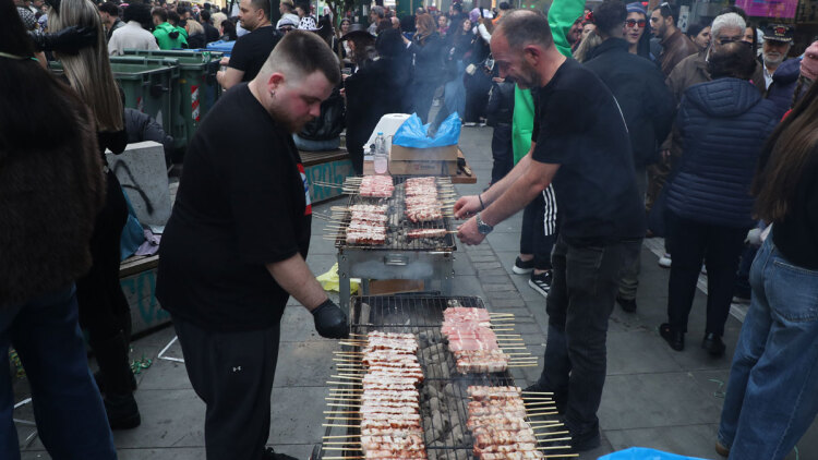 Τσικνοπέμπτη στη Θεσσαλονίκη: Το αδιαχώρητο στη Βασιλέως Ηρακλείου με ψησταριές και χορό, δείτε εικόνες