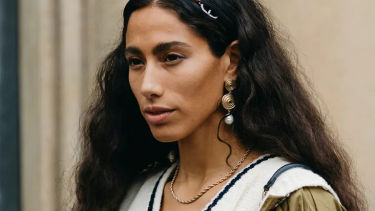 Έξι tips για να περιορίσουμε αποτελεσματικά το φριζάρισμα στα μαλλιά
