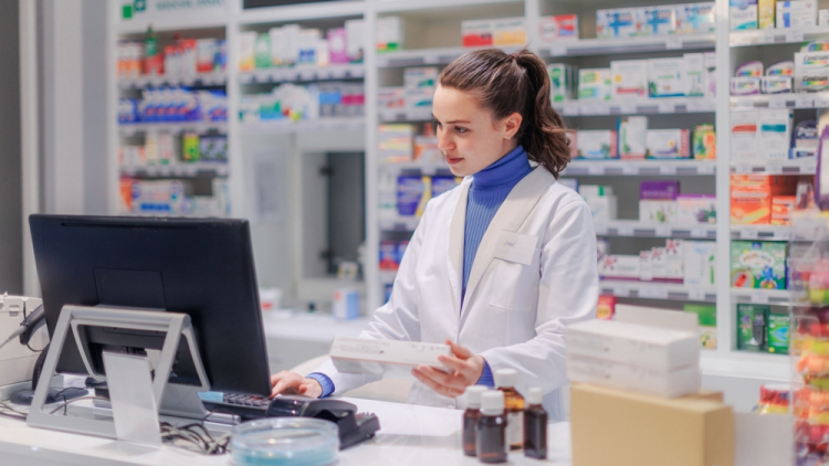 Φάρμακα Υψηλού Κόστους: Ξεκινά η διάθεσή τους από τα φαρμακεία της γειτονιάς – Βήμα βήμα η διαδικασία