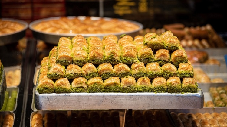 Σιροπιαστά γλυκά: Πού βρίσκουμε από τα καλύτερα γλυκά ταψιού για το σπίτι