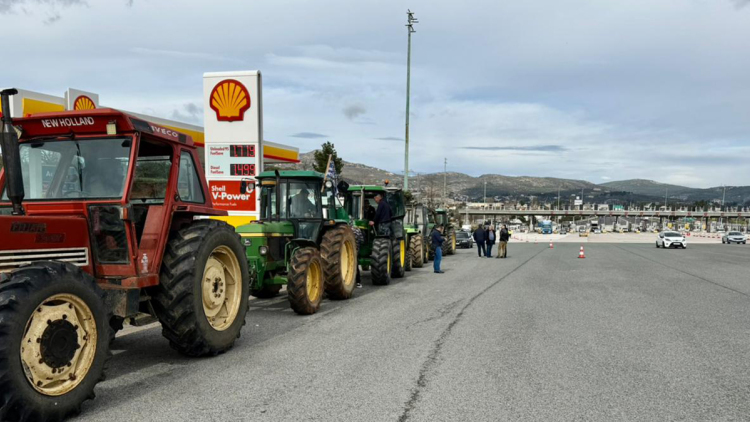 Από απολύμανση περνούν τα τρακτέρ στις πύλες της Αθήνας, έφτασαν τα πρώτα στα διόδια Αφιδνών, δείτε βίντεο
