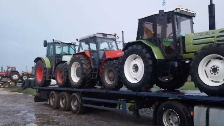 Οι αγρότες φόρτωσαν τα τρακτέρ στα φορτηγά και κατεβαίνουν στην Αθήνα, έφτασαν στον Πειραιά οι Κρητικοί
