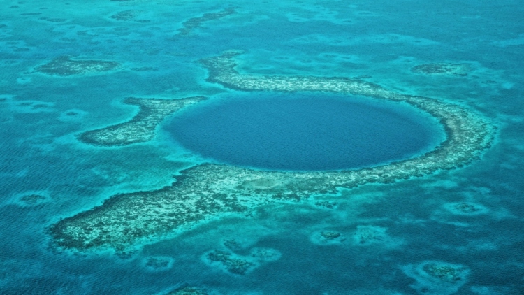 Βρέθηκε η βαθύτερη μπλε τρύπα των ωκεανών: Το φαινόμενο που προβληματίζει τους ειδικούς