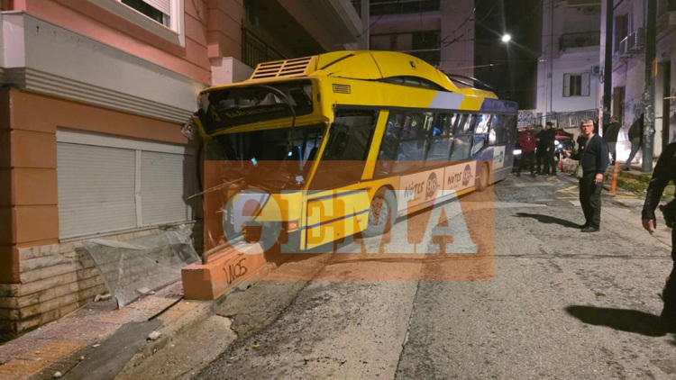 Τρόλεϊ έπεσε σε πολυκατοικία στα Πετράλωνα, τραυματίστηκε ο οδηγός