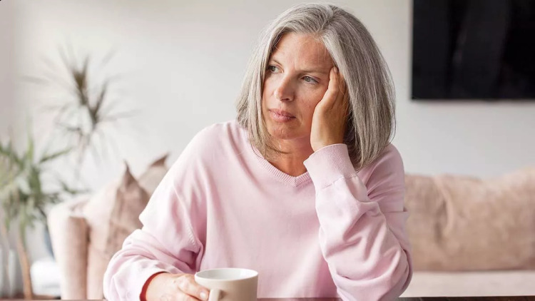 Άνοια: 6 συμπεριφορές στη μέση ηλικία που σχετίζονται με αύξηση του κινδύνου πάνω από 50%
