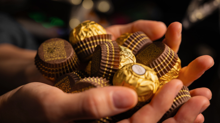 Η άγνωστη ιστορία πίσω από τα Ferrero Rocher: Πώς πήραν το όνομα τους τα διάσημα σοκολατάκια της αυτοκρατορίας των 10 δισ. ευρώ
