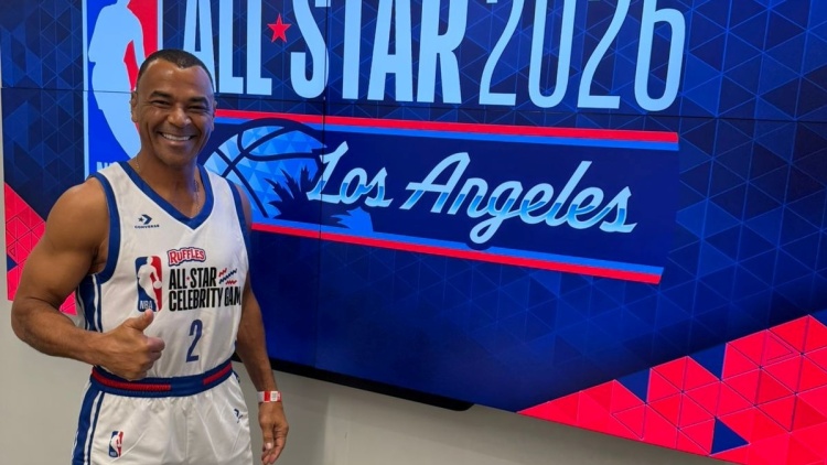 NBA All-Star Celebrity Game: Ο θρυλικός Καφού φοράει σορτς και παίζει μπάσκετ υπό τις οδηγίες των Αντετοκούνμπο!
