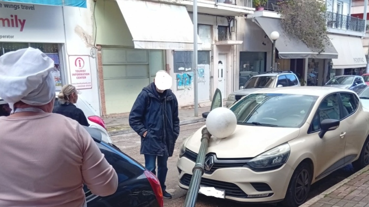 Νέα Μάκρη: Κολώνα φωτισμού «προσγειώθηκε» πάνω σε αυτοκίνητο, κινδύνεψε περαστικός
