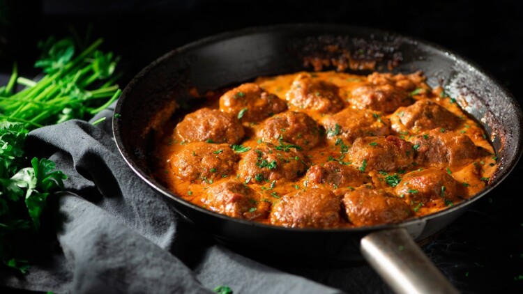 Αρωματικά κεφτεδάκια με κρέμα φέτας και γραβιέρα
