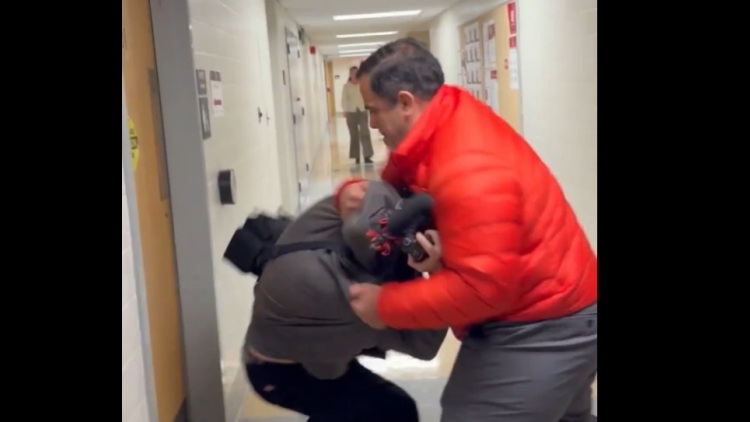 «Μη μου το βάζεις στο πρόσωπο»: Καθηγητής του Πανεπιστημίου του Οχάιο αρπάζει και πετά στο έδαφος έναν δημοσιογράφο, δείτε το βίντεο