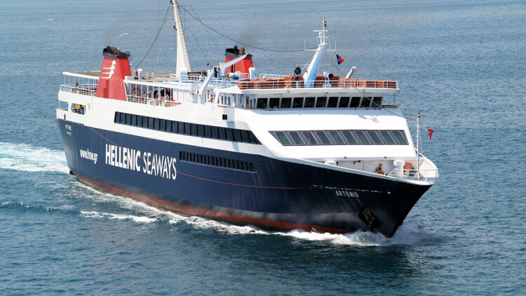 Βλάβη στο «Άρτεμις» κατά την αναχώρηση από Λαύριο για Κυκλάδες, επέστρεψε με ασφάλεια στο λιμάνι
