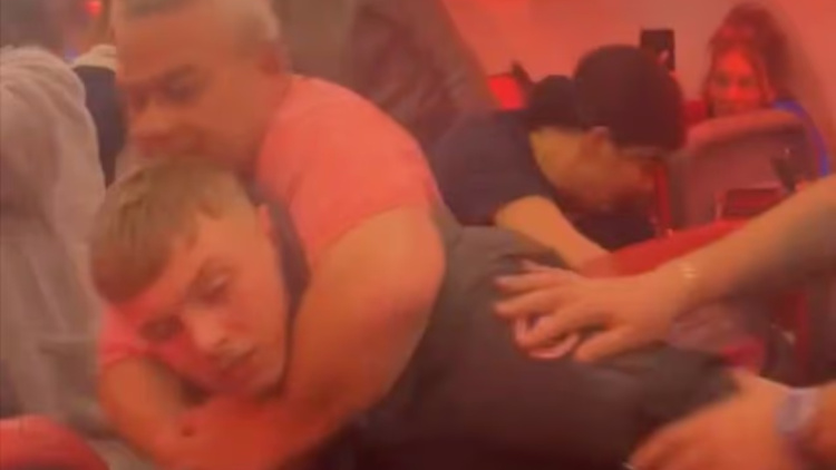 Χάος σε πτήση από Τουρκία για Μάντσεστερ με αίμα και... δόντια στο πάτωμα, δείτε βίντεο
