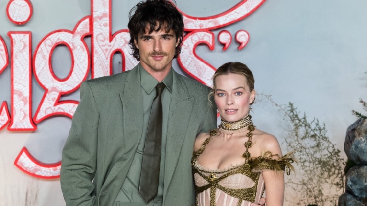 Η Μάργκοτ Ρόμπι εξήγησε γιατί έχει τόσο καλή χημεία με τον Τζέικομπ Ελόρντι στα Ανεμοδαρμένα Ύψη