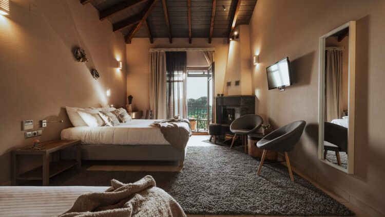 10 ξενώνες για δύο στην Ελλάδα με ζεστή ατμόσφαιρα, ρομαντισμό και θέα σε ειδυλλιακά τοπία