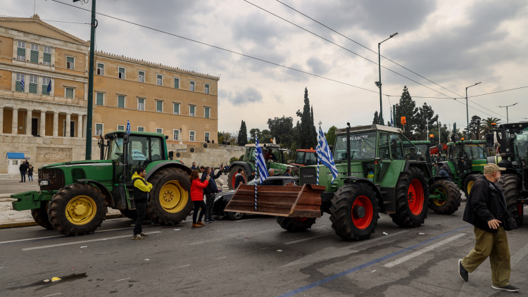 Οι αγρότες κατεβαίνουν σήμερα με τρακτέρ, φορτηγά και λεωφορεία στη Αθήνα, έφτασαν στον Πειραιά οι Κρητικοί
