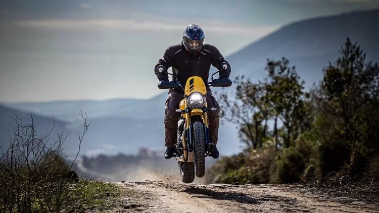 Δοκιμάζουμε την ικανή σε όλα τα τερέν Triumph Scrambler 400 - Πόσο κοστίζει στην Ελλάδα;