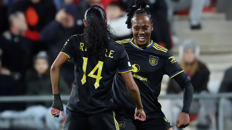 Επικό τρολάρισμα από τη γυναικεία ομάδα της Γιουνάιτεντ στον viral οπαδό με τα μακριά μαλλιά, δείτε φωτογραφίες 
