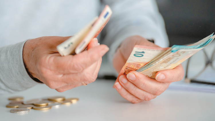 Tα έσοδα από φόρους θα κρίνουν τις νέες παροχές σε επιχειρήσεις και νοικοκυριά, τι σχεδιάζεται για φοροελαφρύνσεις και ασφαλιστικές εισφορές
