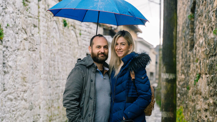 Από τα βουνά της Ηπείρου έως τους ελαιώνες της Μεσσηνίας: Η ζωή πέντε ζευγαριών μακριά από την Αθήνα
