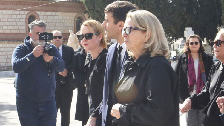 Συγκίνησε η Λένα Παπαληγούρα: «Ο πατέρας μου έφυγε κρατώντας το χέρι της συντρόφου του, η ανακουφιστική φροντίδα δεν είναι πολυτέλεια»