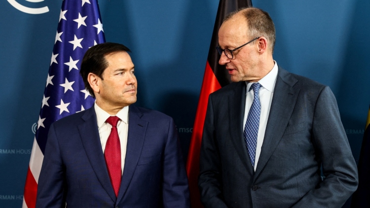 Η Ευρώπη μόνη στην εποχή των υπερδυνάμεων μετά το Μόναχο: Συζητήσεις για πυρηνική ομπρέλα και κοινό στρατό μετά τη στάση των ΗΠΑ