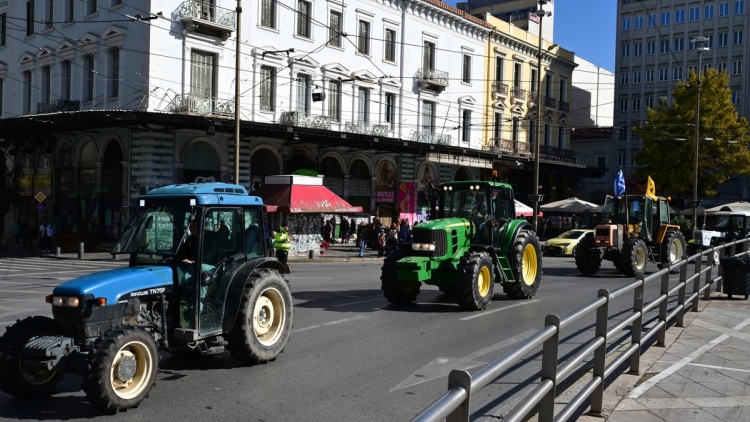 Αποχωρούν τα τρακτέρ των αγροτών από το κέντρο της Αθήνας, δείτε βίντεο