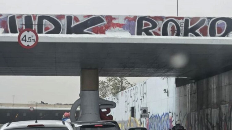 Πειραιάς: Άρμα του καρναβαλιού «σφήνωσε» σε γέφυρα στην παλιά Ποσειδώνος – Αποκλειστικές εικόνες